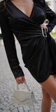 Saténové mini šaty so šerpou Čierna