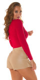 Krátky kamienkový sveter s asymetrickým krkom Červená