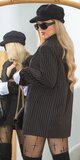 Elegantný business blejzer s jemnými prúžkami a oversize strihom Čierna