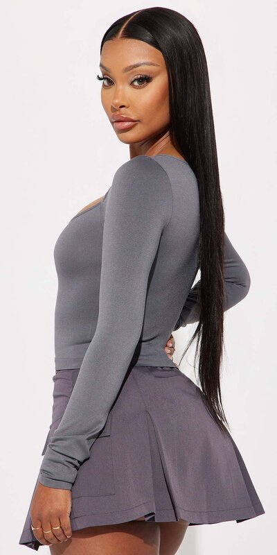 Bezšvový šedý top s výrezmi Šedá