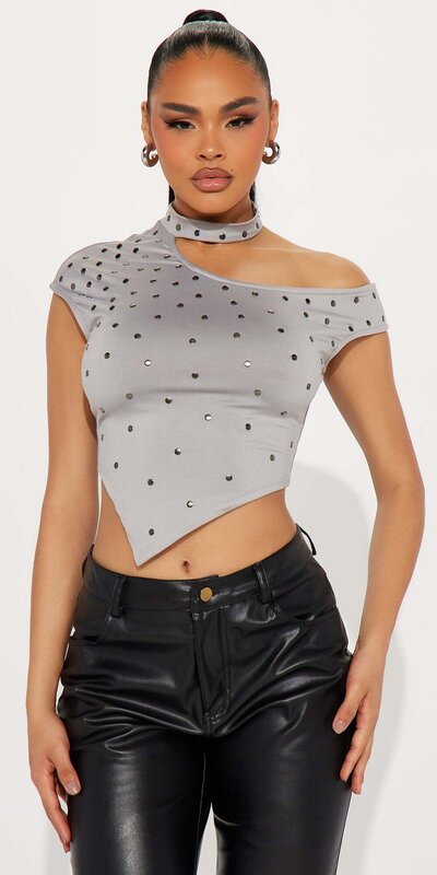 Šedý top na jedno rameno s aplikáciami Šedá