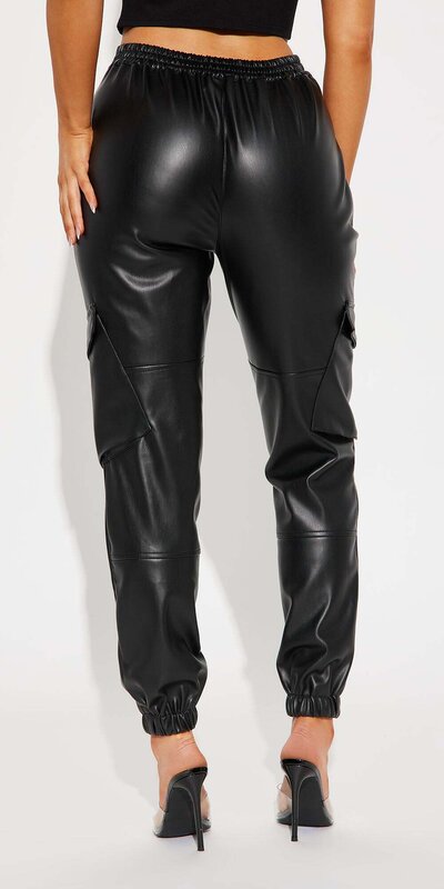 Koženkové cargo nohavice čierne Čierna