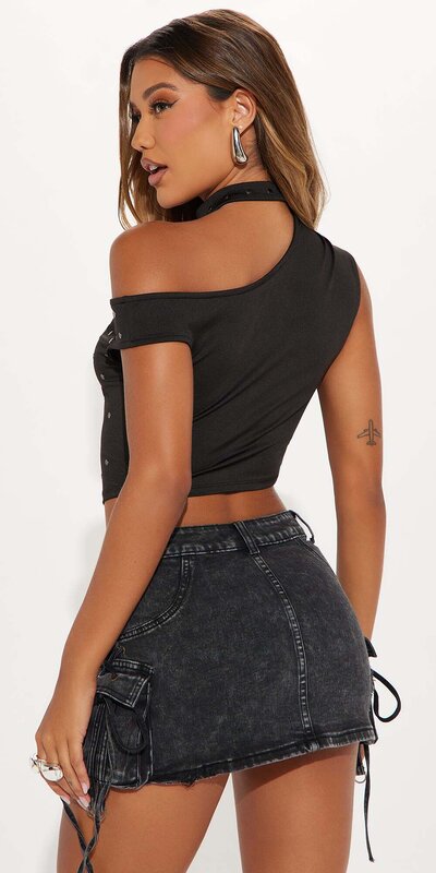 Čierny top na jedno rameno s aplikáciami Čierna