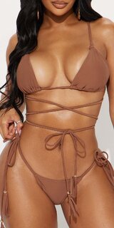 Hnedé zavinovacie bikiny s viazaním okolo pásu a strapcami