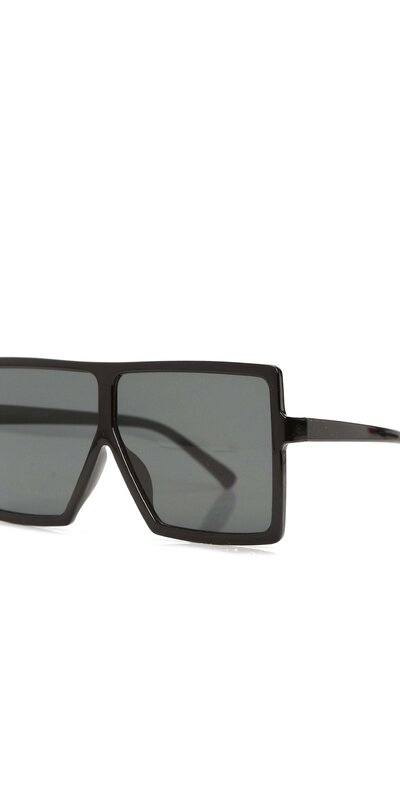 Oversize čierne slnečné okuliare so štítovou šošovkou Čierna