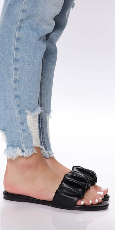 Čierne šľapky so zberaným detailom Čierna