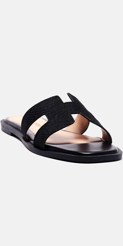 Čierne sandále s okrúhlou špičkou a výrezovým dizajnom Čierna