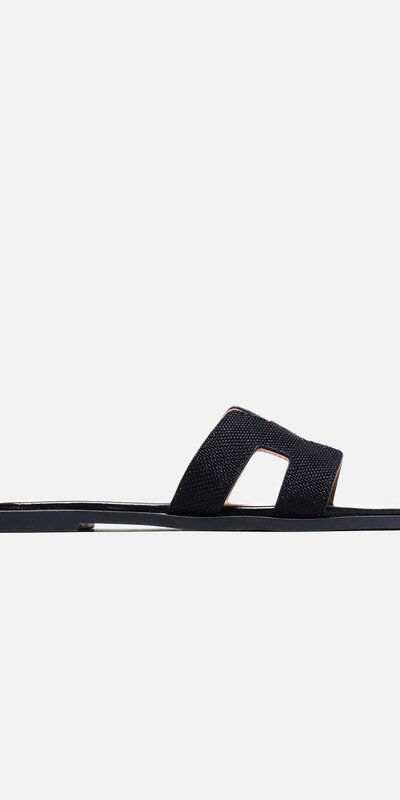 Čierne sandále s okrúhlou špičkou a výrezovým dizajnom Čierna