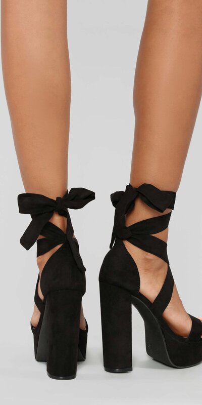 Vysoké čierne sandále na platforme s viazaním Čierna