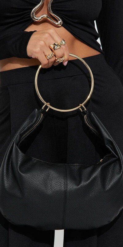 Čierna kabelka s kovovým kruhovým držadlom Čierna