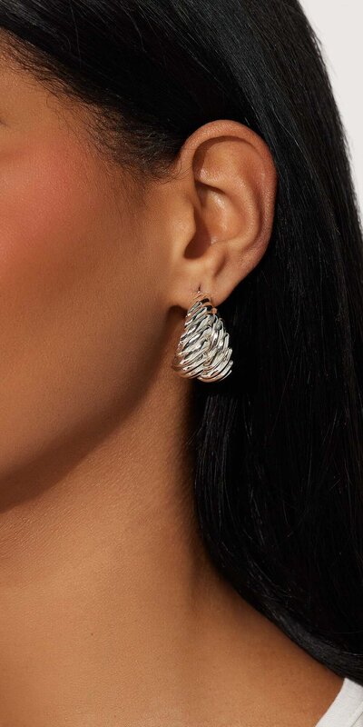 Strieborné kruhové náušnice s textúrou a kovovým efektom Strieborná