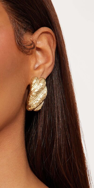 Zlaté visiace náušnice s reliéfnym efektom Zlatá