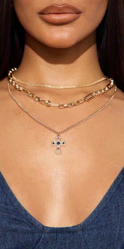 Viacvrstvový náhrdelník s krížikom a trblietavými detailmi Zlatá