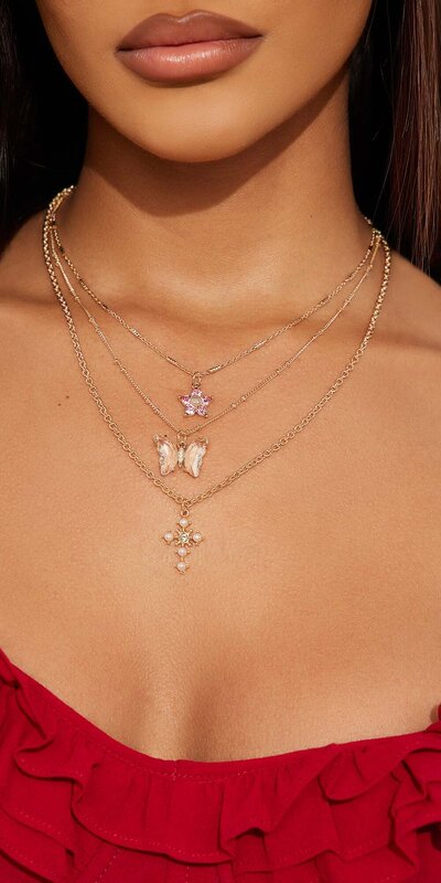 Viacvrstvový náhrdelník s krásnymi príveskami Zlatá