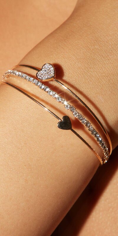 Romantický náramok so srdiečkami a trblietavými kamienkami Zlatá