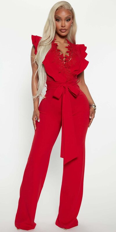 Červený elegantný overal s čipkovým lemovaním a volánikmi Červená