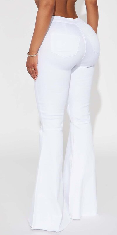 Biele rozšírené rifle s roztrhanými kolenami Biela