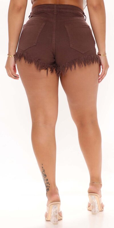 Čokoládové rifľové šortky s vysokým pásom a strapcami Hnedá