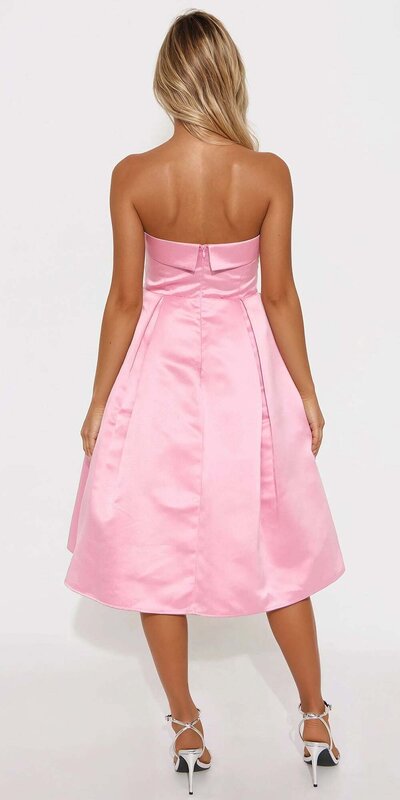 Saténové midi šaty bez ramienok s riasením Ružová