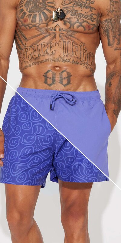 Fialové plavkové šortky s efektom zmeny vzoru vo vode Fialová