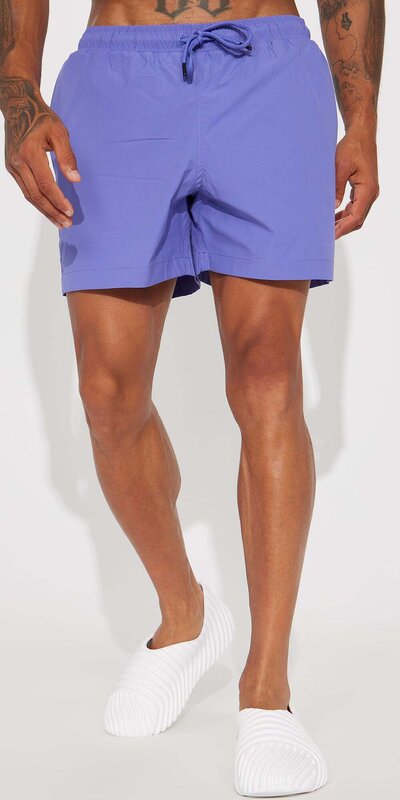 Fialové plavkové šortky s efektom zmeny vzoru vo vode Fialová