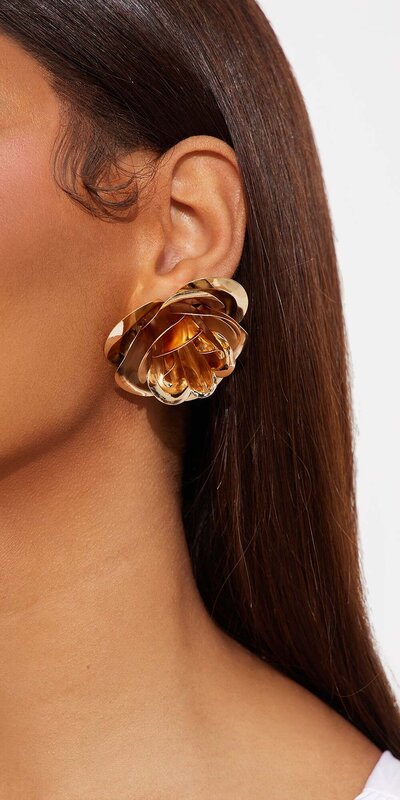 Zlaté visiace náušnice s kvetinovým motívom Zlatá