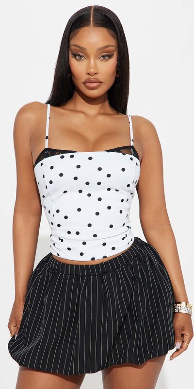 Bodkovaný top na ramienka s čipkou Biela