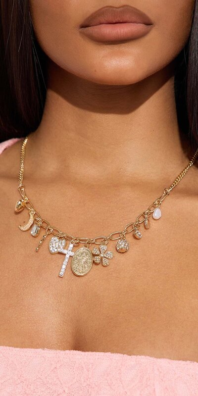 Zlatý náhrdelník s príveskami a kamienkami Zlatá