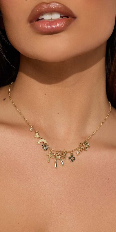 Zlatý náhrdelník s rôznymi príveskami Zlatá