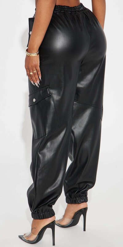 Dámske joggery z eko kože s cargo vreckami Čierna