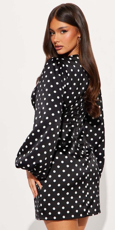 Čierne minišaty s bodkami a balónovými rukávmi