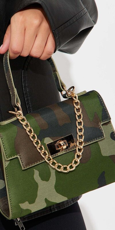 Dámska maskáčová kabelka s retiazkou a klopou Maskáčová