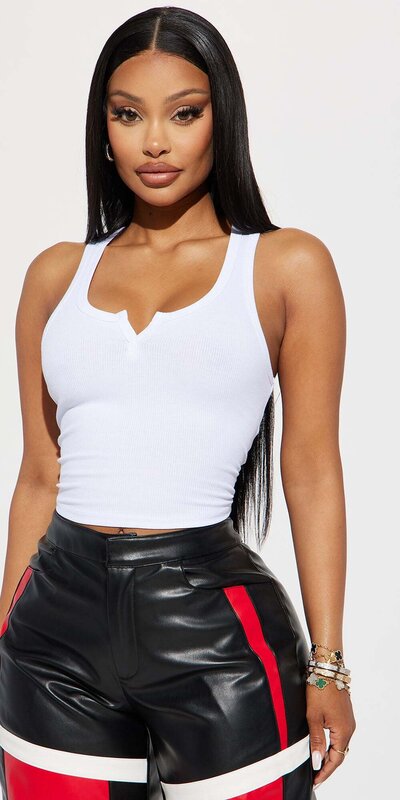 Rebrovaný pletený top bez rukávov s výrezom Biela