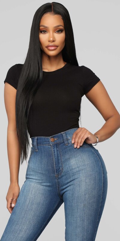 Dámske čierne tričko s výstrihom do oblúka a vlnkovaným lemom Čierna