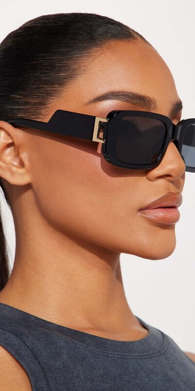 Čierne hranaté slnečné okuliare s kovovým detailom Čierna