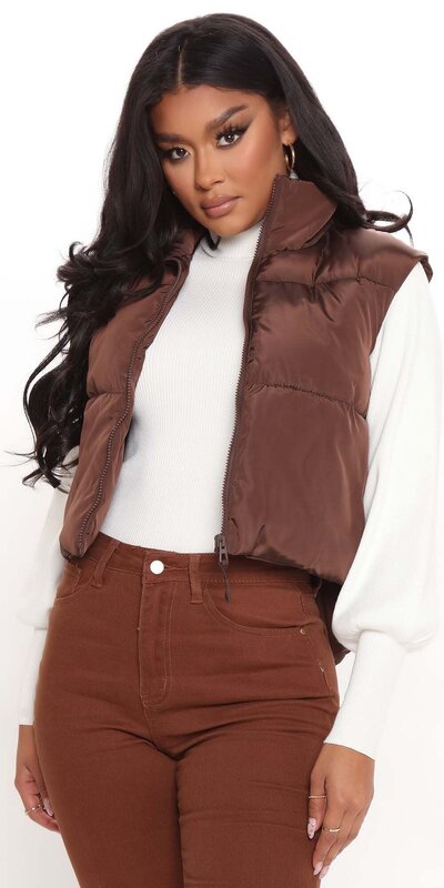 Čokoládová prešívaná vesta s vysokým golierom Hnedá