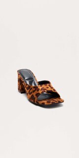 Dámske sandále na podpätku s leopardím vzorom