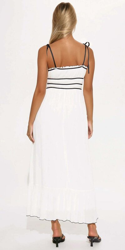 Letné maxi šaty s kontrastnými detailmi a viazaním