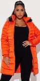 Oranžová prešívaná bunda s kožušinovou kapucňou