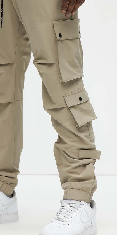 Pánske khaki cargo tepláky s vreckami Khaki