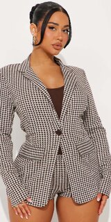 Štýlový blejzer vzorovaný „houndstooth“