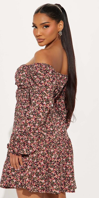 Romantické kvetinové mini šaty s odhalenými ramenami