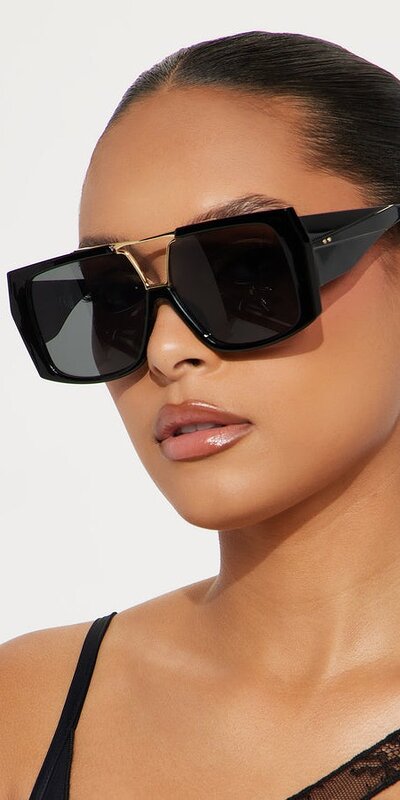 Oversize okuliare s čiernym rámom a zlatým detailom Čierna