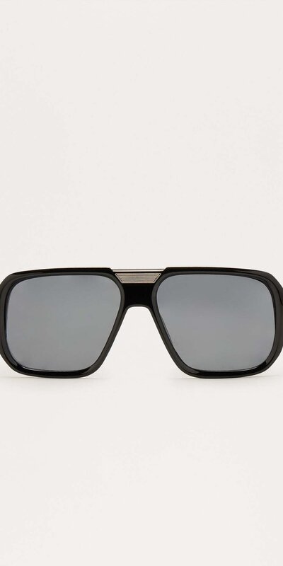 Štýlové štvorcové okuliare s kovovým detailom Čierna