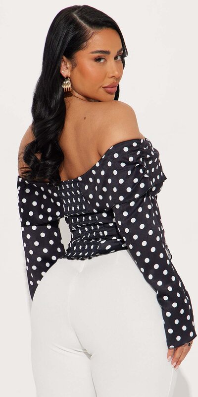 Saténová krátka blúzka s bodkami a nariaseným chrbtom Čierna