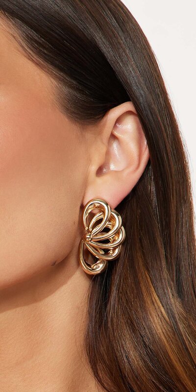 Zlaté visiace náušnice s elegantným kovovým dizajnom Zlatá