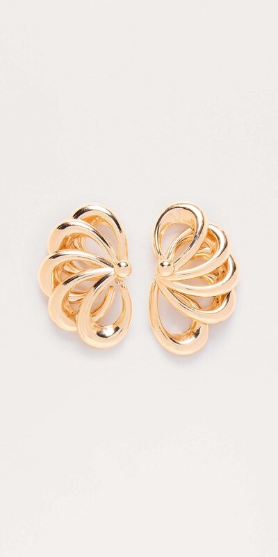 Zlaté visiace náušnice s elegantným kovovým dizajnom Zlatá