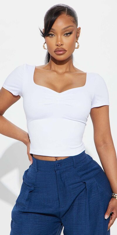 Biely krátky top so srdcovým výstrihom Biela