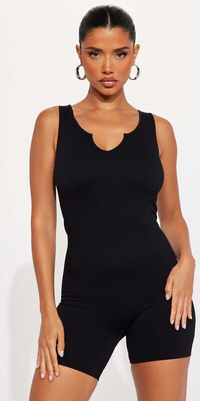 Čierny bezšvový overal v krátkom strihu Čierna