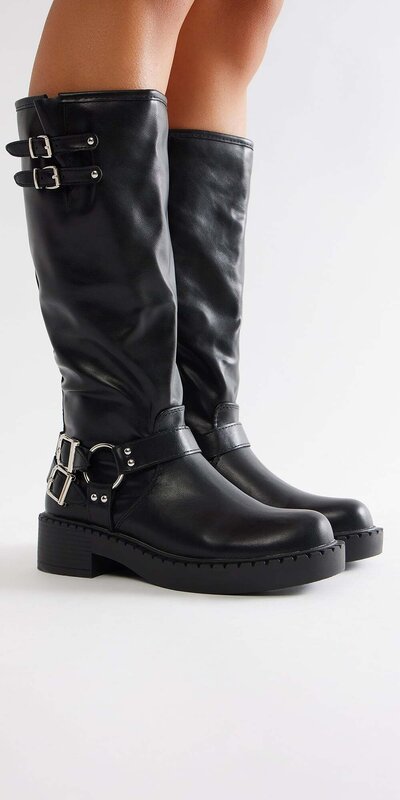 Čierne dámske čižmy po kolená s prackami a nízkym podpätkom Čierna